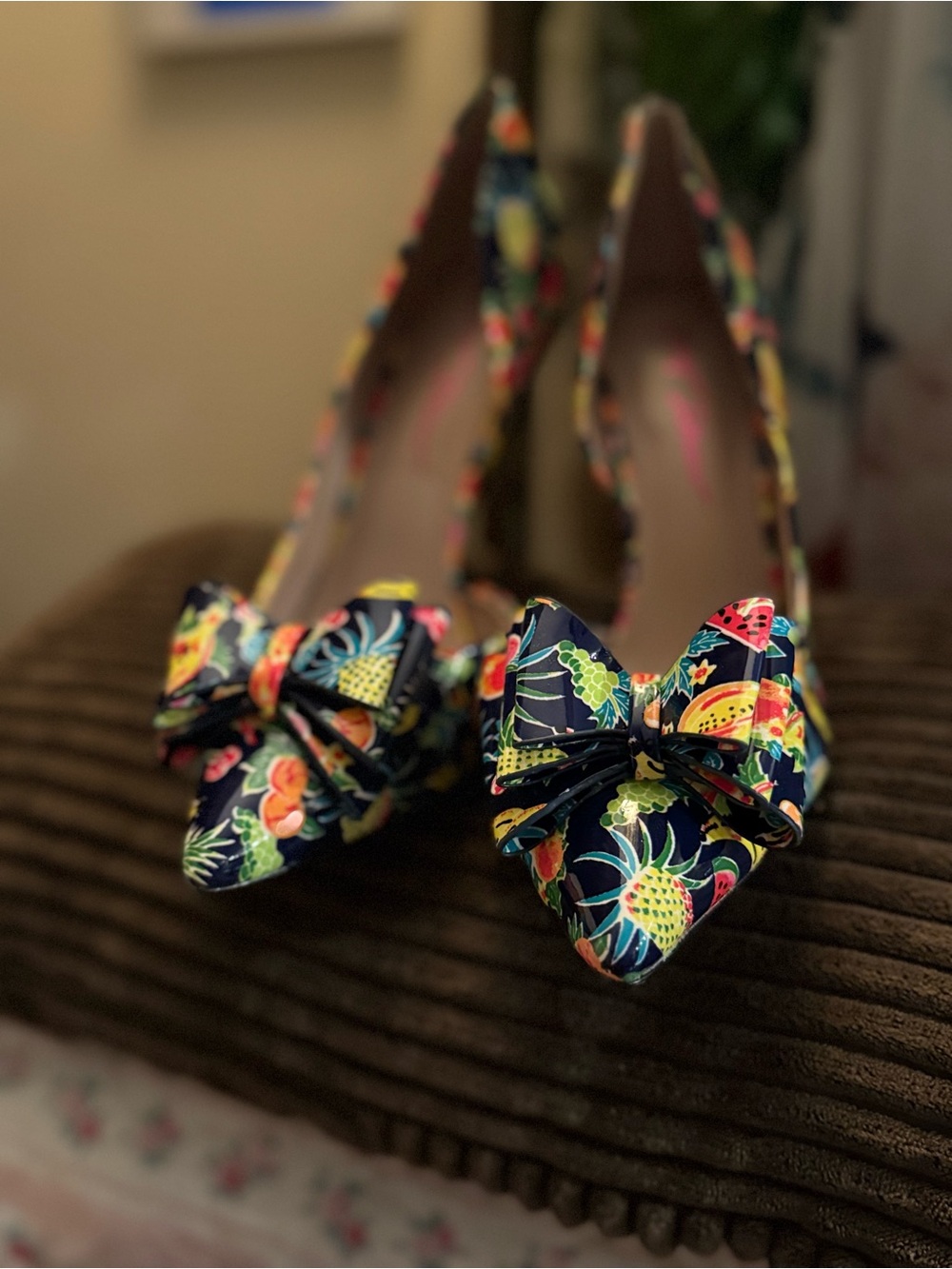 Betsey Johnson Fruit Print Bow Pointed Toe Pumps 9M Tropical Fruit Fun